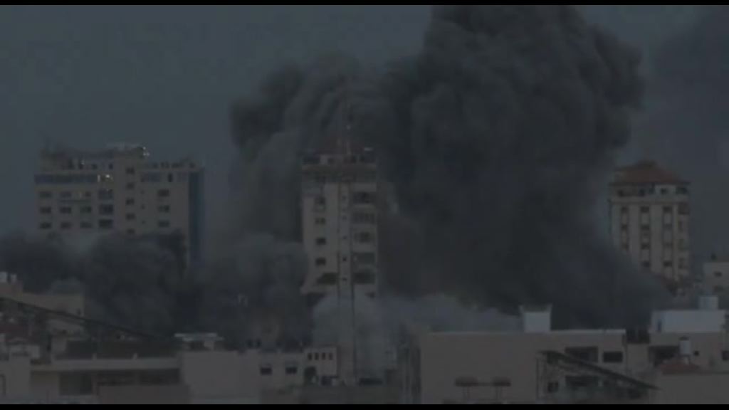 i-raid-aerei-israeliani-su-gaza,-i-grattacieli-cadono-giu