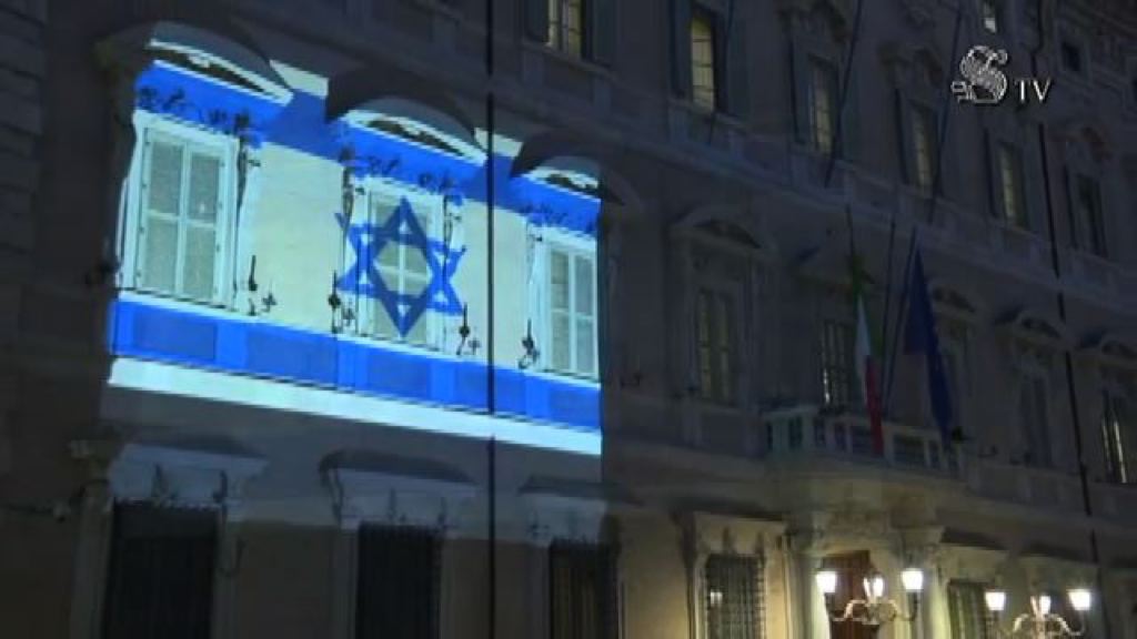 la-bandiera-di-israele-proiettata-sulla-facciata-del-senato