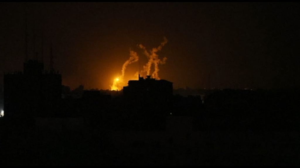 i-bombardamenti-notturni-su-gaza,-il-cielo-si-tinge-di-fuoco